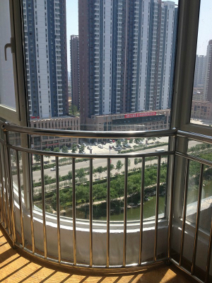 碧水云天中央城，城市的中心地帶，位置優越，交通方便！