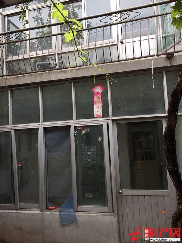 出門就是荊河公園，周圍環境好，普通裝修，獨院，兩層。