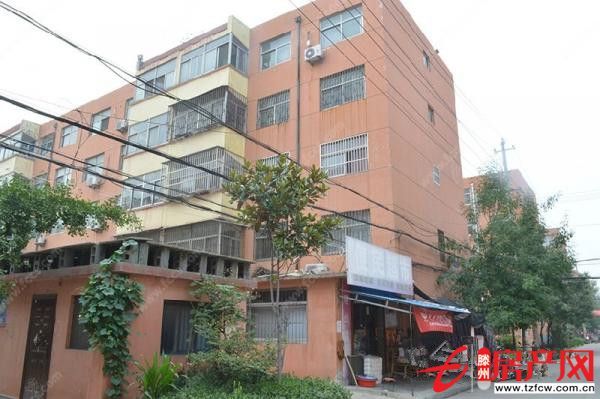 魯東小區，三室，有暖氣，包含儲藏室，證滿五年