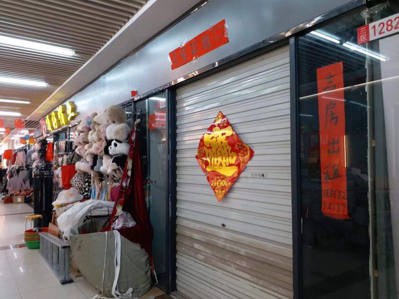 真愛商城一樓針織區和鞋區間主街一間位置好，費用低