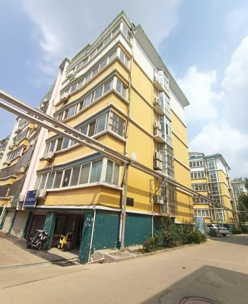 精裝修3室2廳2衛120m21300元/月